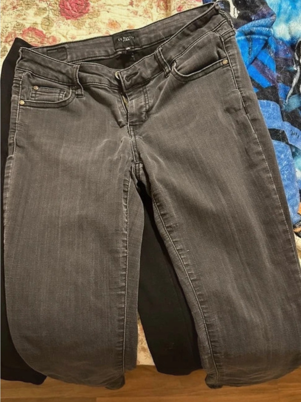 EUC Celebrity Pink Faded Black Jeans
Size 7/28